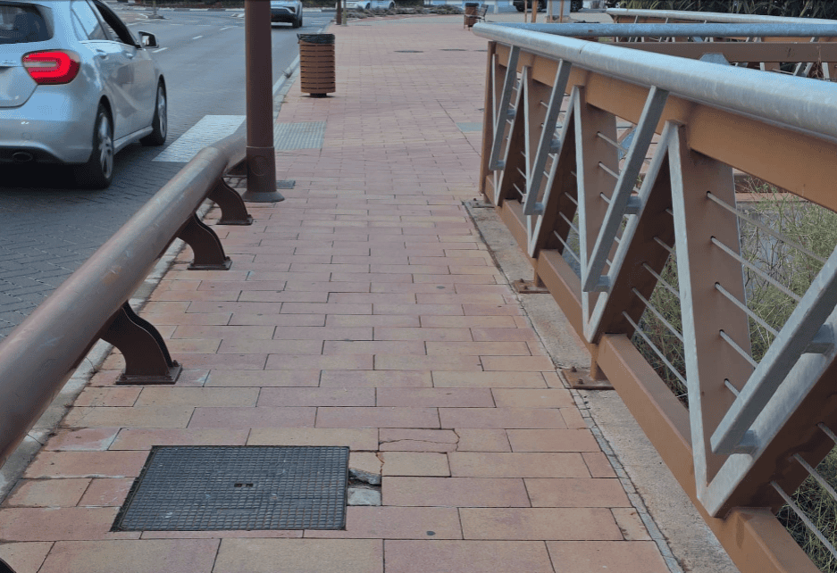 El PSPV acusa a Begoña Carrasco de olvidarse del Puente de Europa, con losetas rotas, carril bici borrado y elementos urbanos deteriorados