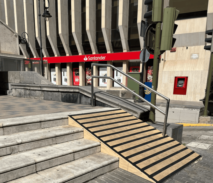 El PSPV cuestiona que la rampa instalada por Carrasco en la plaza Santa Clara para acceder al mercado provisional cumpla con la accesibilidad