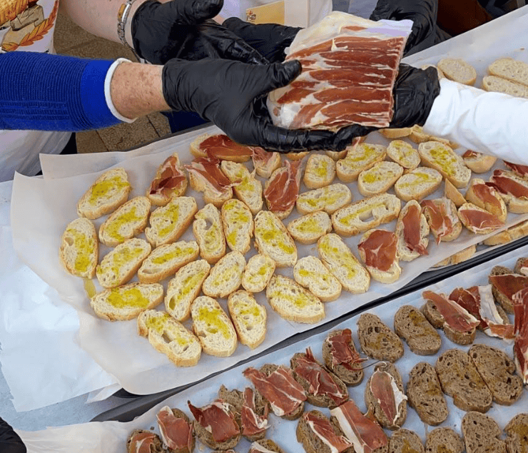 Castellón celebra el Día Mundial del Pan con el reparto de productos artesanos en la plaza de la Pescadería