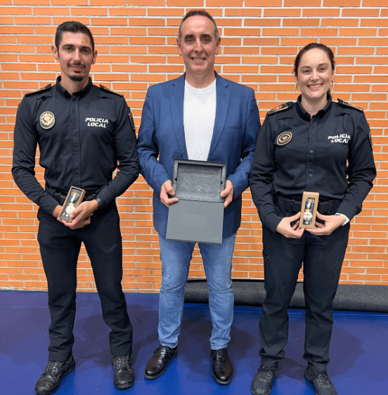 Catarroja condecora la Policía Local de Vilafamés por la ayuda en la DANA