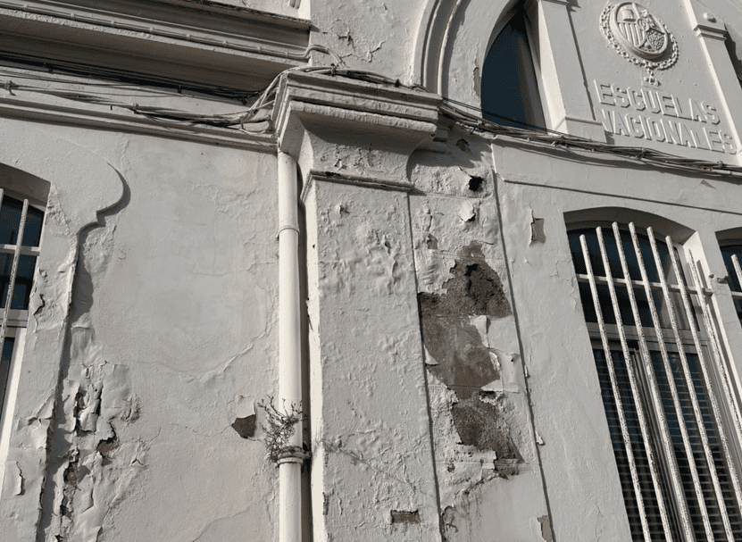 La falta de mantenimiento y conservación de los edificios municipales de Navajas se agrava tras las lluvias
