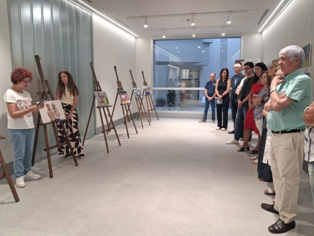 Síndrome de Down Castellón recorre 25 años de historias compartidas a través de una exposición fotográfica – foto 1