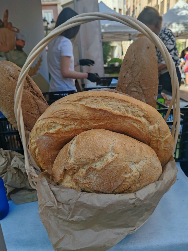 Castellón celebra el Día Mundial del Pan con el reparto de productos artesanos en la plaza de la Pescadería – foto 5
