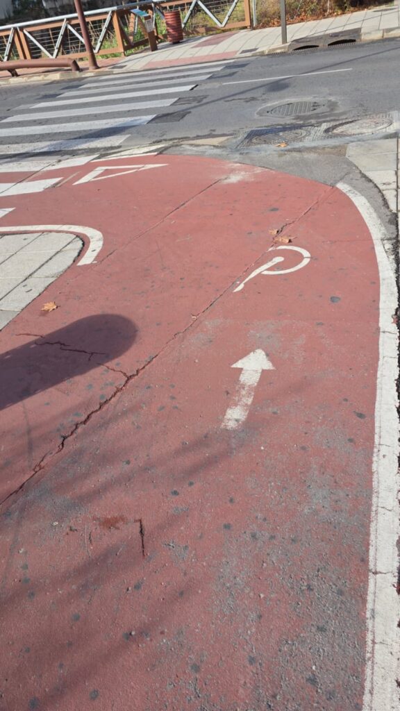 El PSPV acusa a Begoña Carrasco de olvidarse del Puente de Europa, con losetas rotas, carril bici borrado y elementos urbanos deteriorados – foto 1
