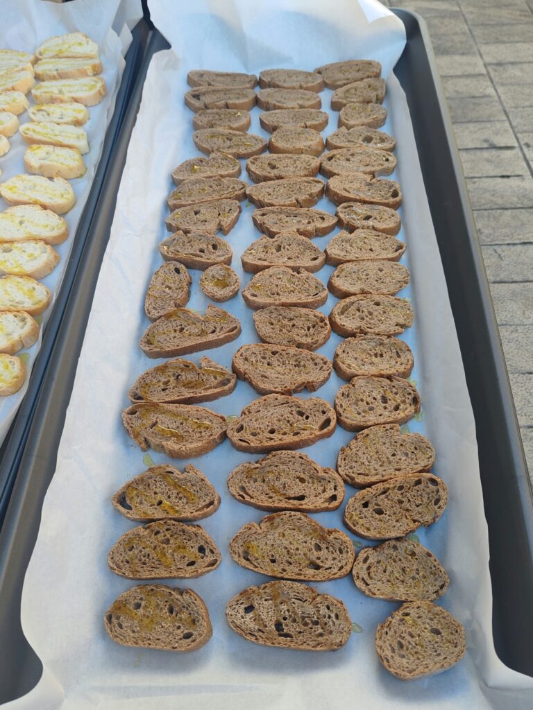 Castellón celebra el Día Mundial del Pan con el reparto de productos artesanos en la plaza de la Pescadería – foto 2