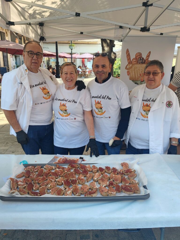 Castellón celebra el Día Mundial del Pan con el reparto de productos artesanos en la plaza de la Pescadería – foto 7