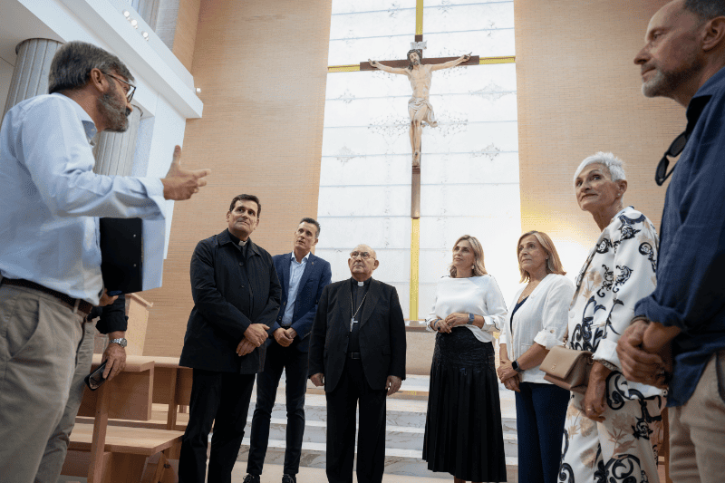 Marta Barrachina visita los últimos detalles de la iglesia de San Juan Pablo II de Benicàssim antes de la consagración