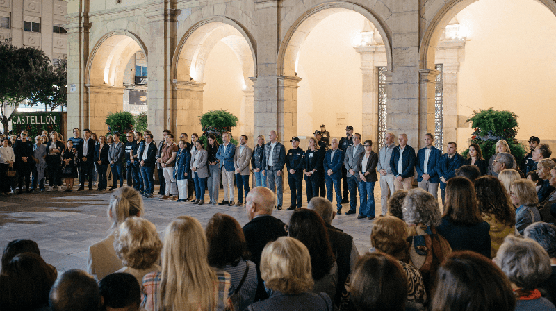 La Plaza Mayor de Castellón acoge cinco minutos de silencio en recuerdo a las víctimas del accidente de tren en Urda (Toledo)