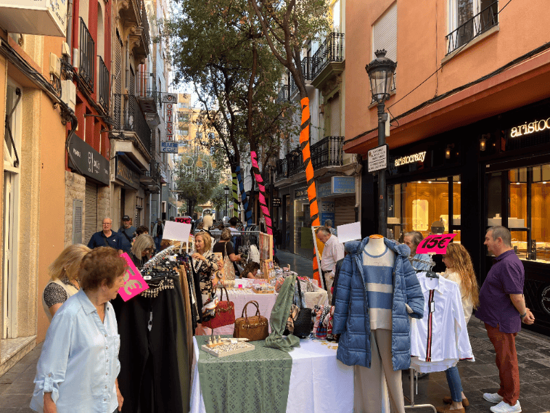Castellón llena de comercio y ambiente festivo la calle Vera con la primera edición del Súper Chollo Outlet