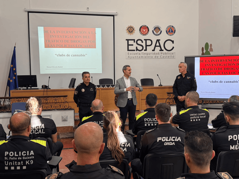 Castellón inicia el curso pionero de actualización para guías caninos con 40 policías y sus perros