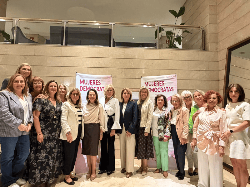 Mujeres por la Igualdad reconoce a Pepe Mora y al barítono Pedro Quiralte en su merienda de inicio de curso