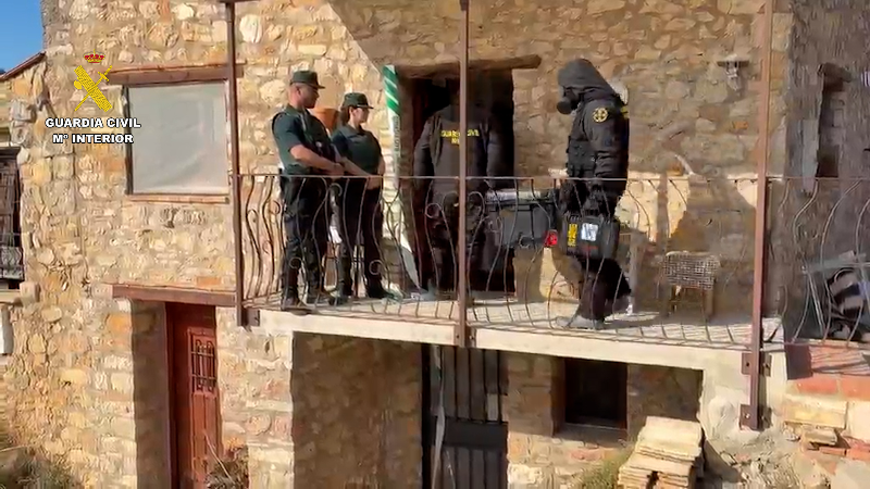 La Guardia Civil ha detenido a un hombre por un delito de amenazas y desmantela un laboratorio con productos químicos y marihuana en Lucena del Cid