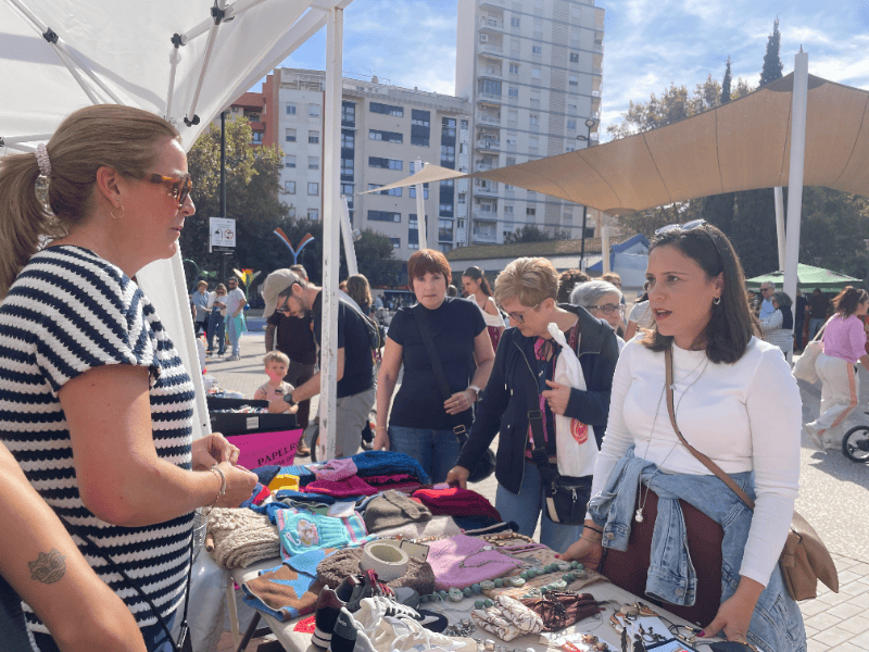 El Grao ha celebrado su mercado outlet en el parque de la Panderola