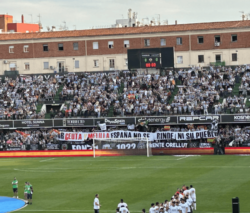Las gradas de Castalia muestran su apoyo a Ceuta