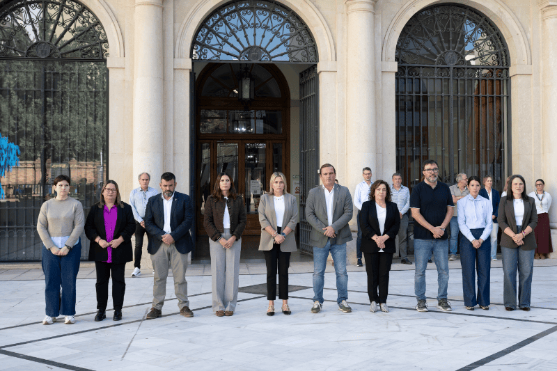 La Diputación de Castellón guarda silencio por las víctimas del accidente ferroviario de Toledo y el segundo aniversario de la dana
