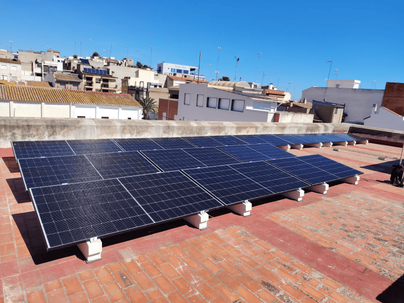 La Llosa instala placas solares en edificios municipales