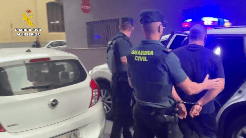 La Guardia Civil ha detenido a tres personas tras desmantelar un “supermercado” de droga en Burriana