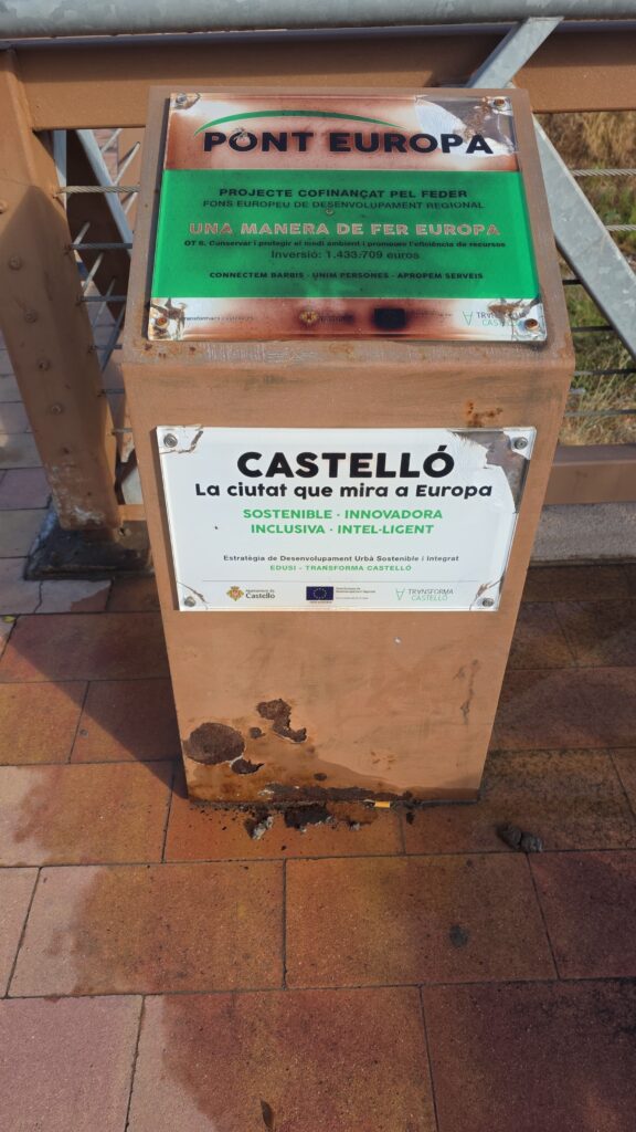 El PSPV acusa a Begoña Carrasco de olvidarse del Puente de Europa, con losetas rotas, carril bici borrado y elementos urbanos deteriorados – foto 3